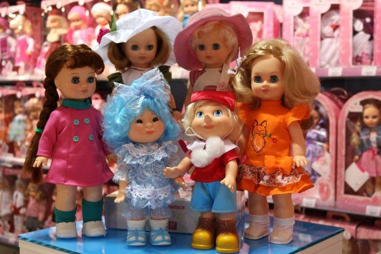 Много игрушек кукол. Разные куклы.